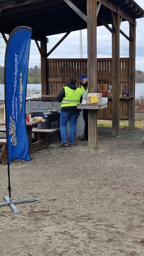 Emma Styf och Mattias Turesson fixar med fika.