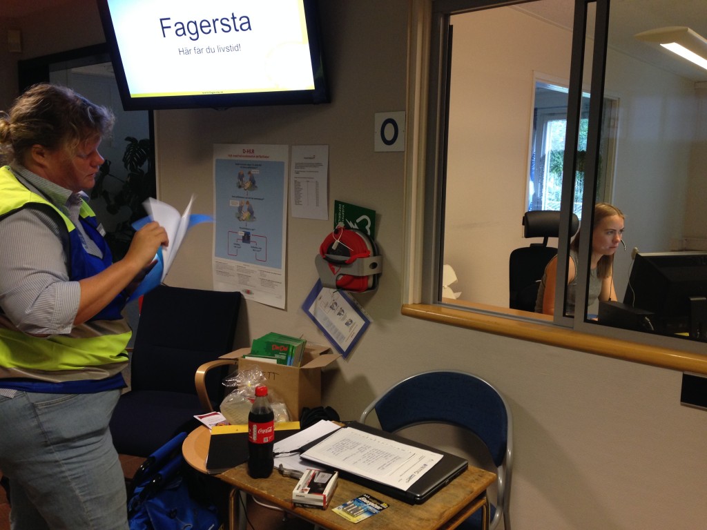 Här sorterar FRG ansvarige Norra Västmanland  Eva Wessel listor på inkommande mail. Platsen är Fagerstas kommunhus.
