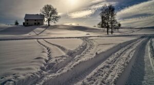 Hus i vinster och snö-landskap.